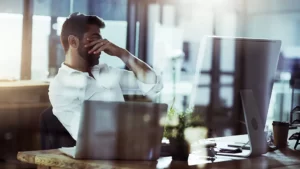 homme débordé dans son travail